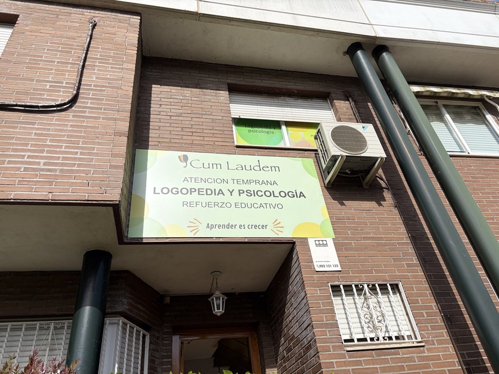Fachada y entrada del centro Cum Laudem